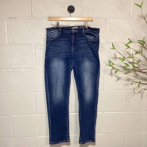 KanCan Mid-Rise Relaxed Fit | Size 29 | Medium Wash - Picture 1 of 3
